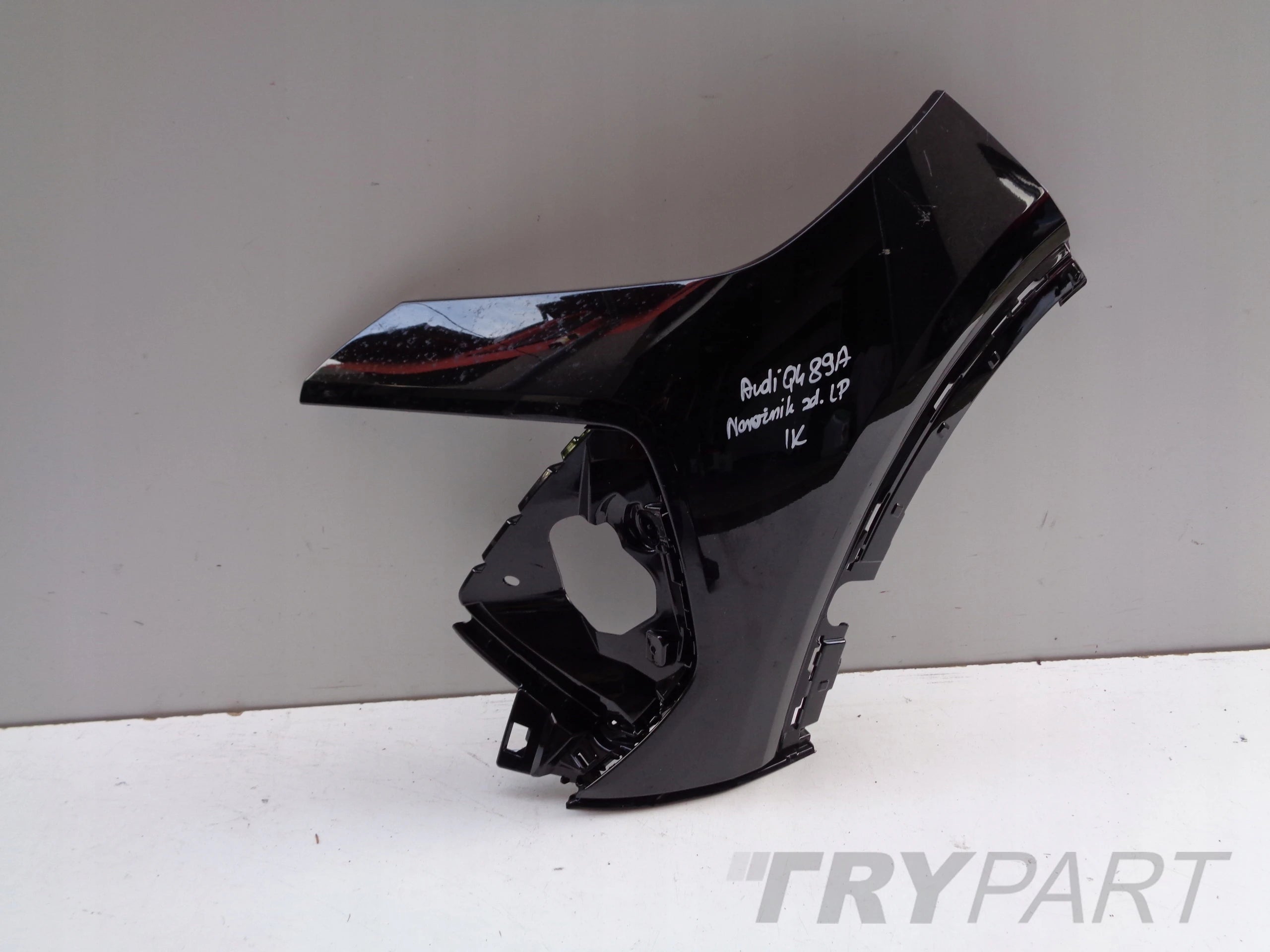 FRONT LEFT BUMPER CORNER AUDI Q4 89A
