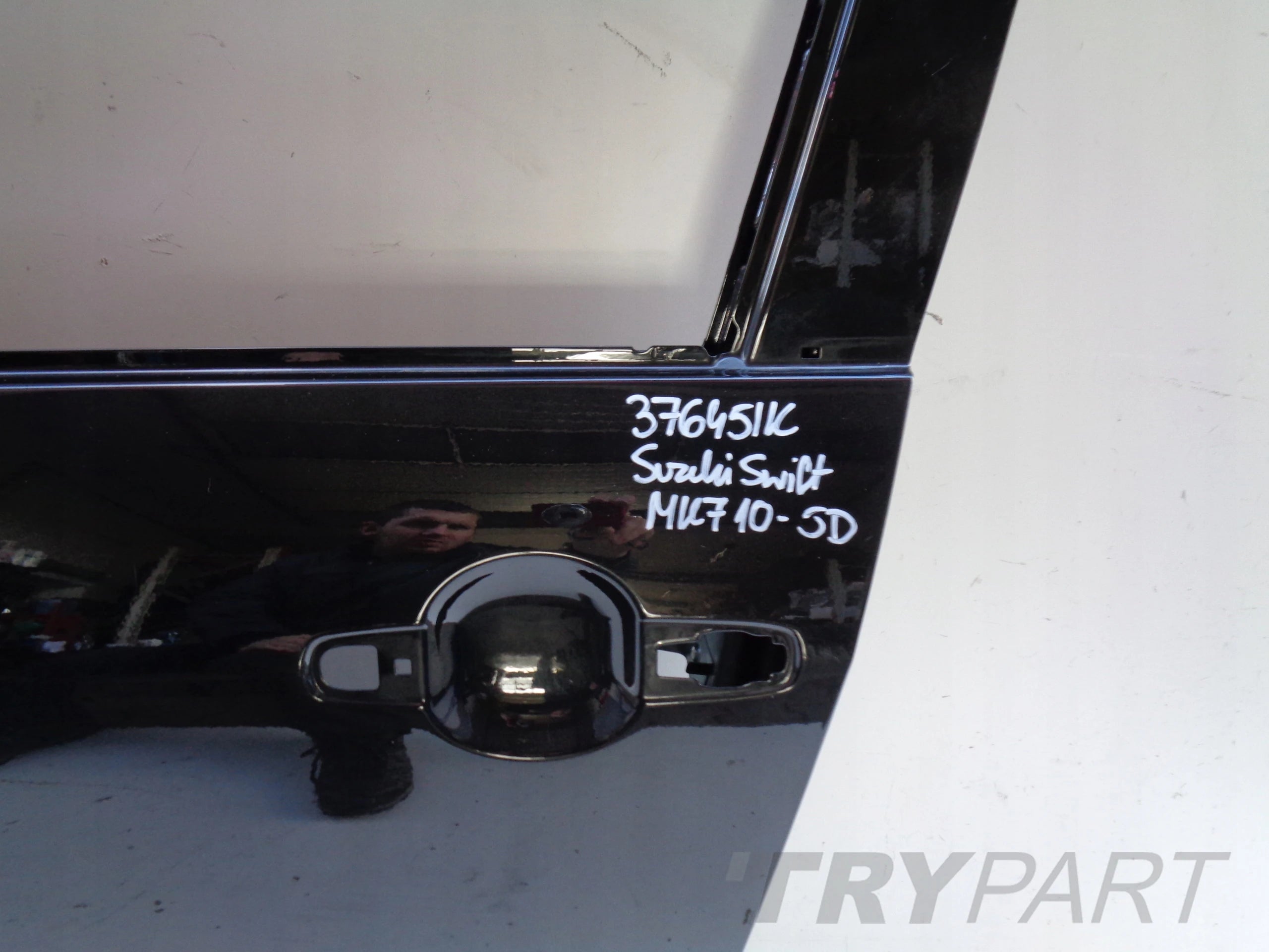 FRONT LEFT DOOR SUZUKI SWIFT MK7 10- 5D NO. 37645