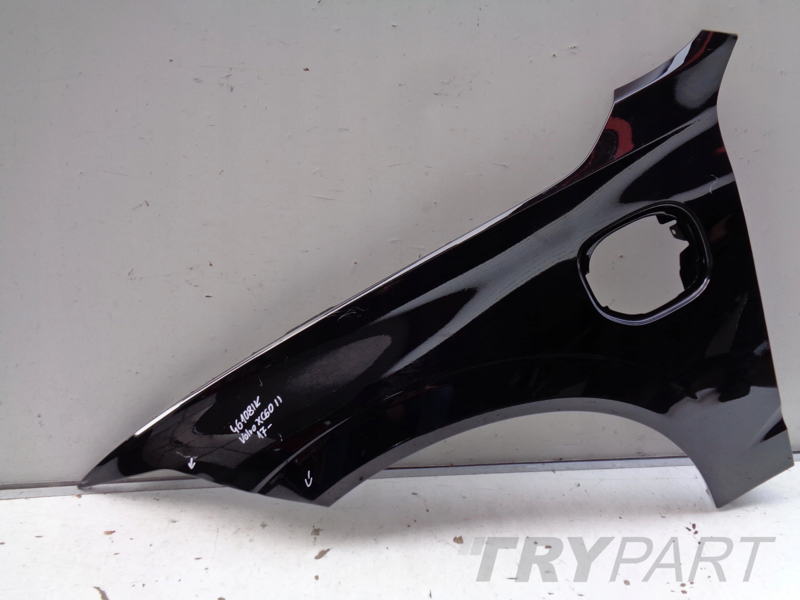 FRONT LEFT FENDER VOLVO XC60 II 17- HYBRID NO. 46108
