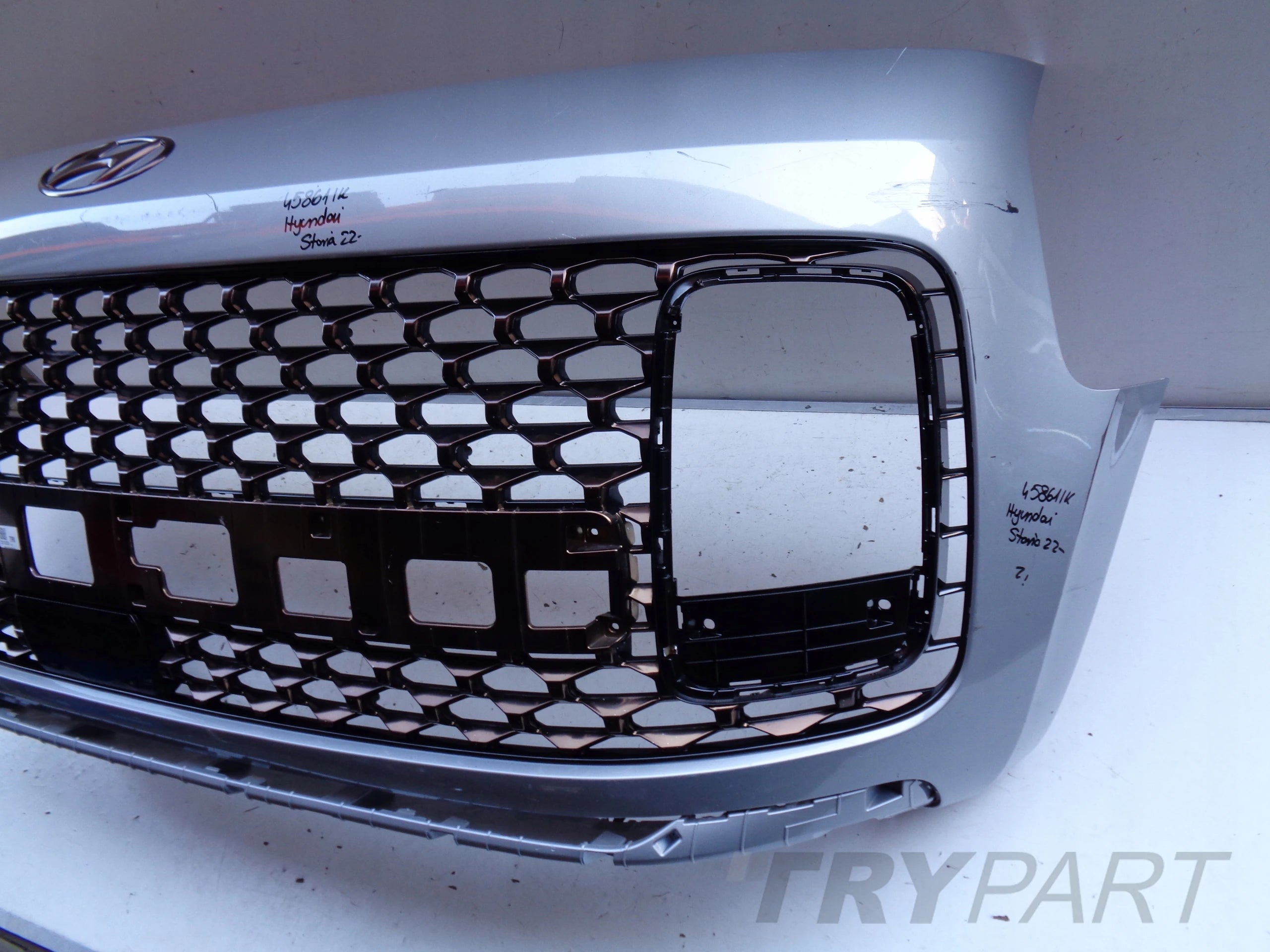 HYUNDAI STARIA 22- FRONT BUMPER PASSENGER VERSION GRILLE NO. 45861