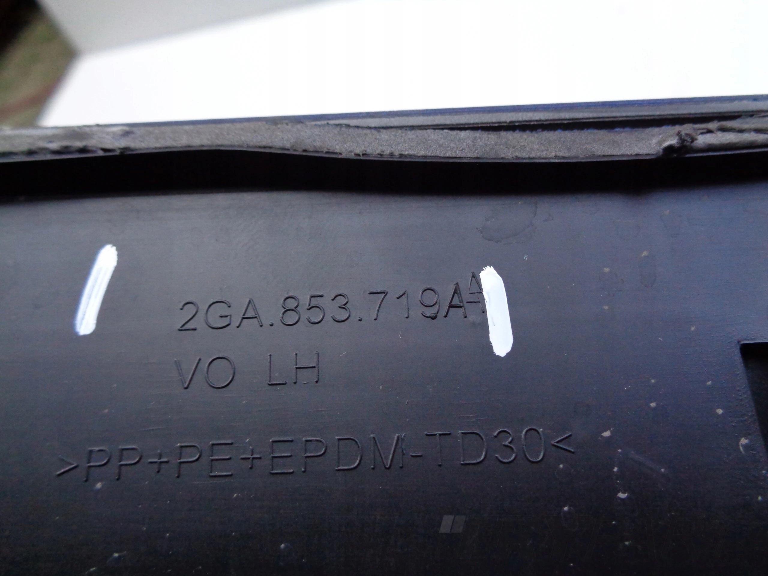 LEFT FRONT DOOR MOLDING VW T-ROC 2GA 17-