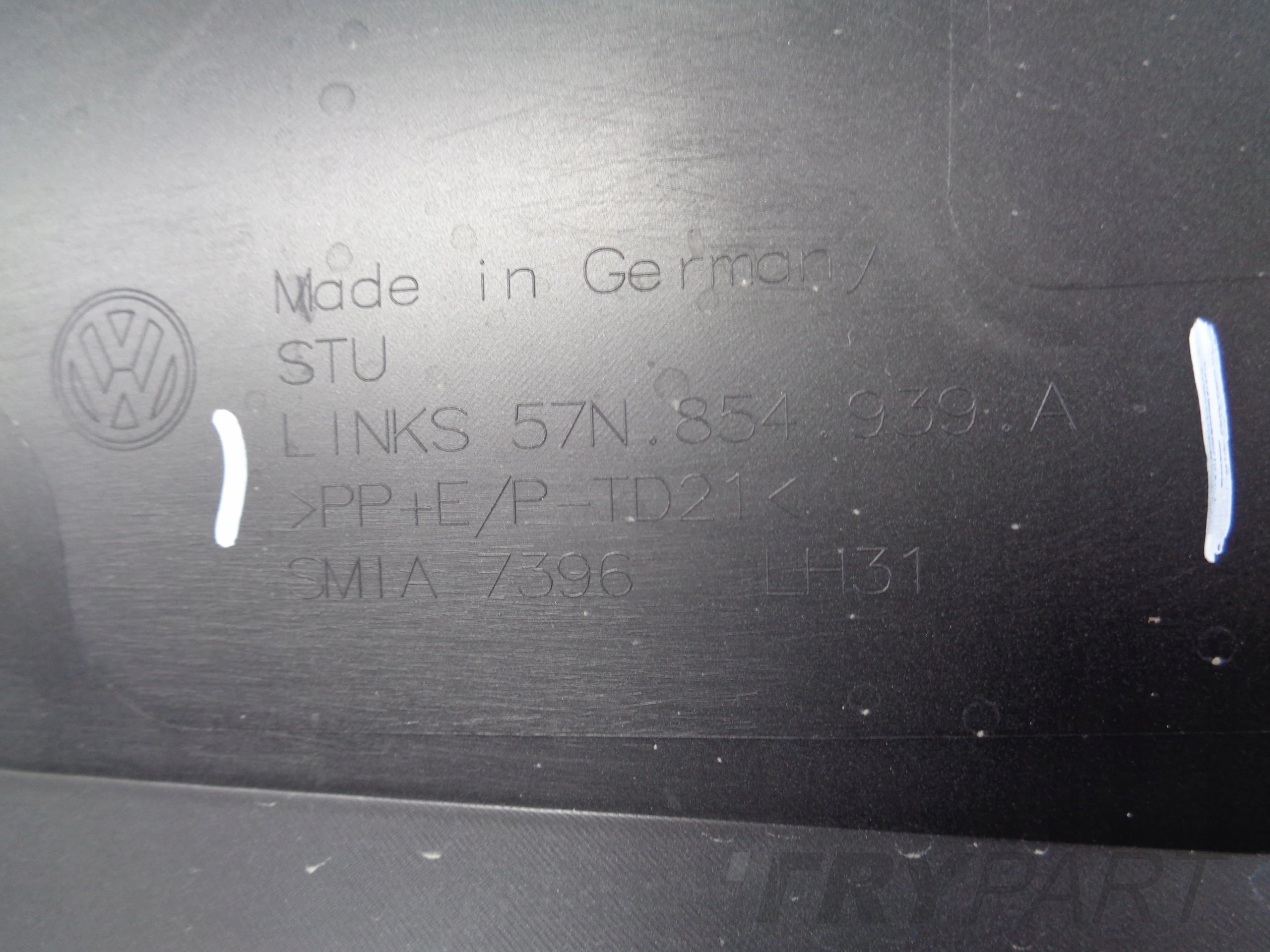 LEFT FRONT DOOR MOLDING VW TAYRON 57N 24-