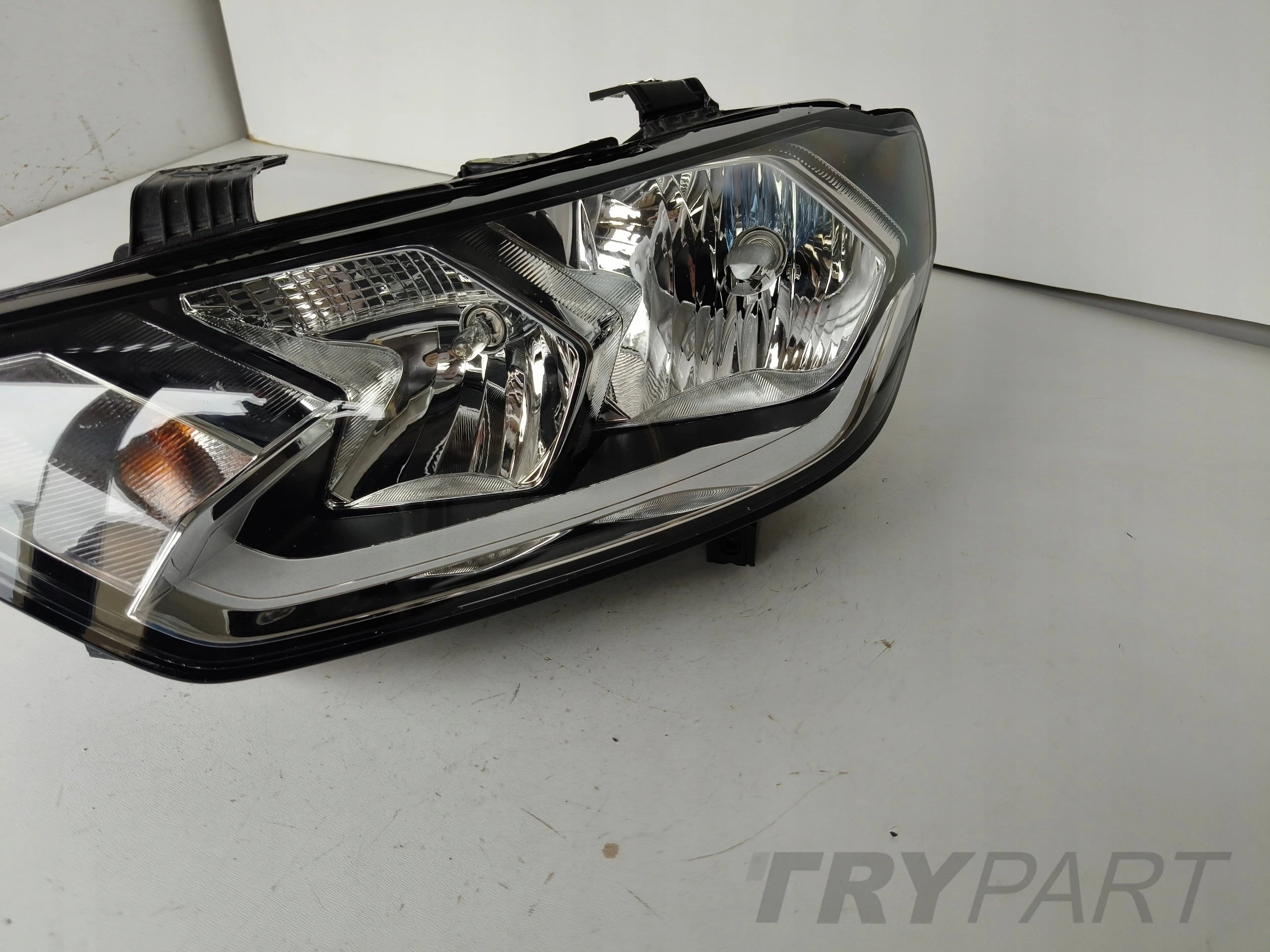 LEFT HEADLIGHT LAMP AUDI A1 82A 18-