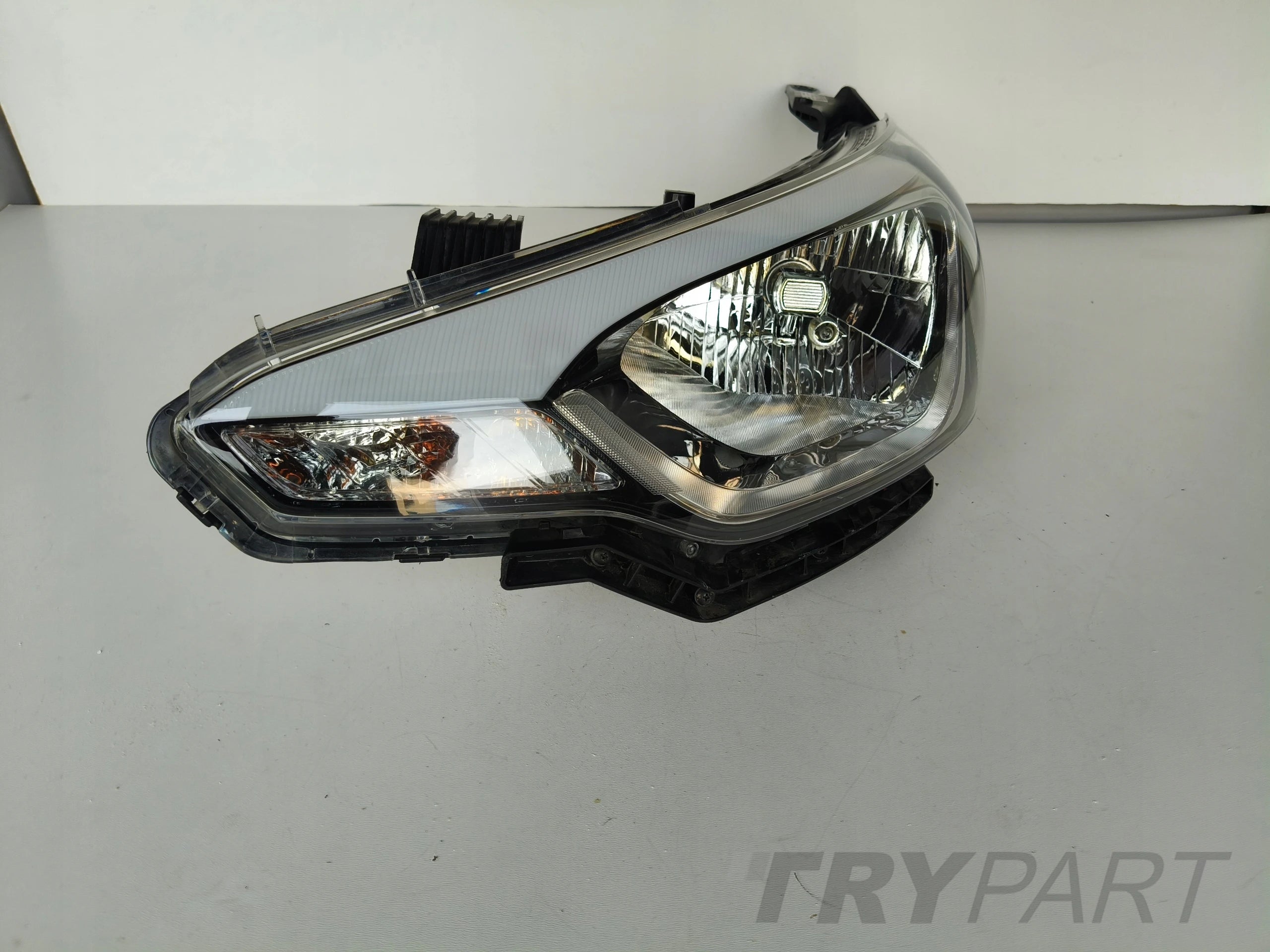 LEFT HEADLIGHT LAMP HYUNDAI i20 II 14-