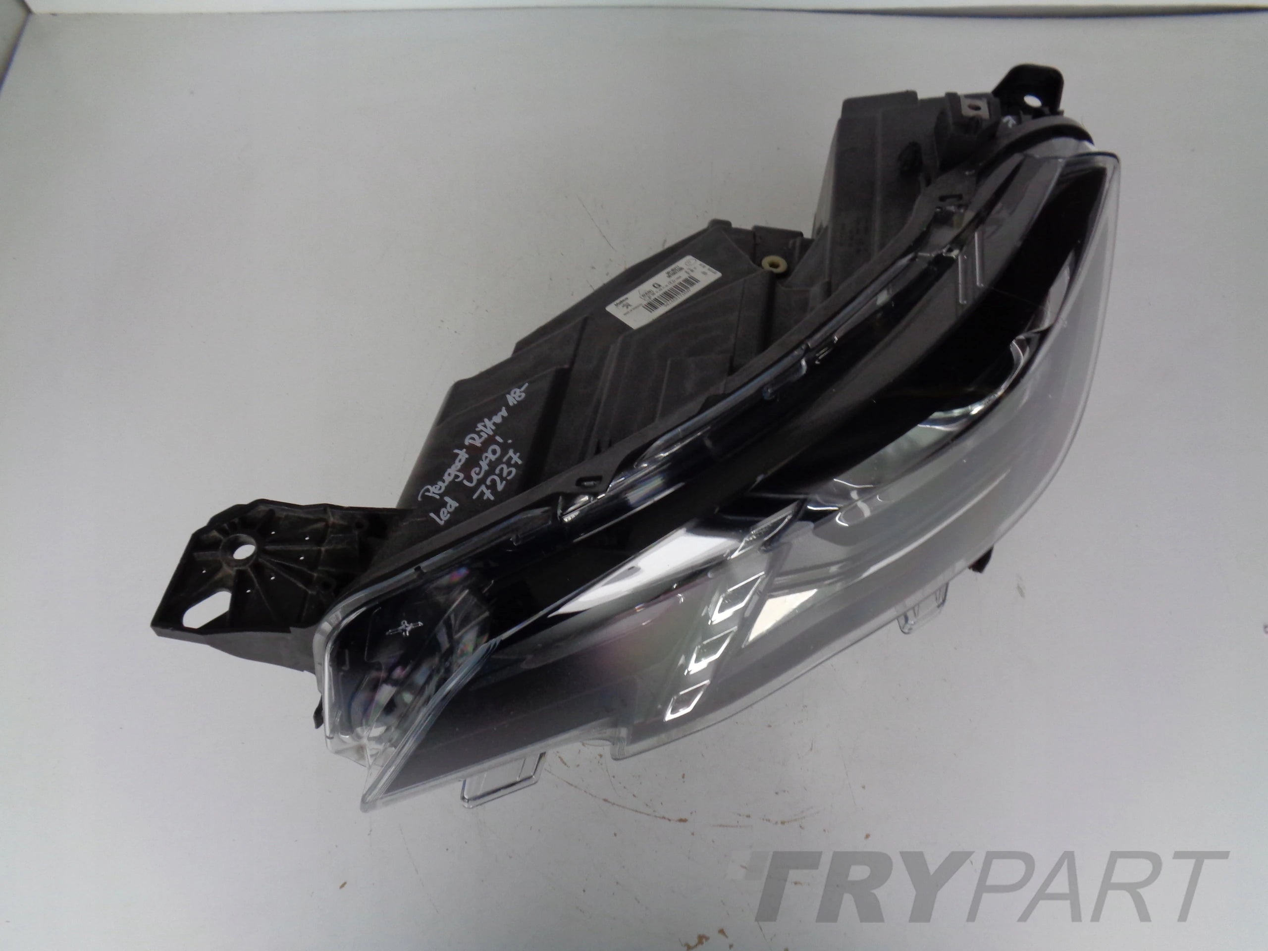 LEFT HEADLIGHT PEUGEOT RIFTER 18- LED