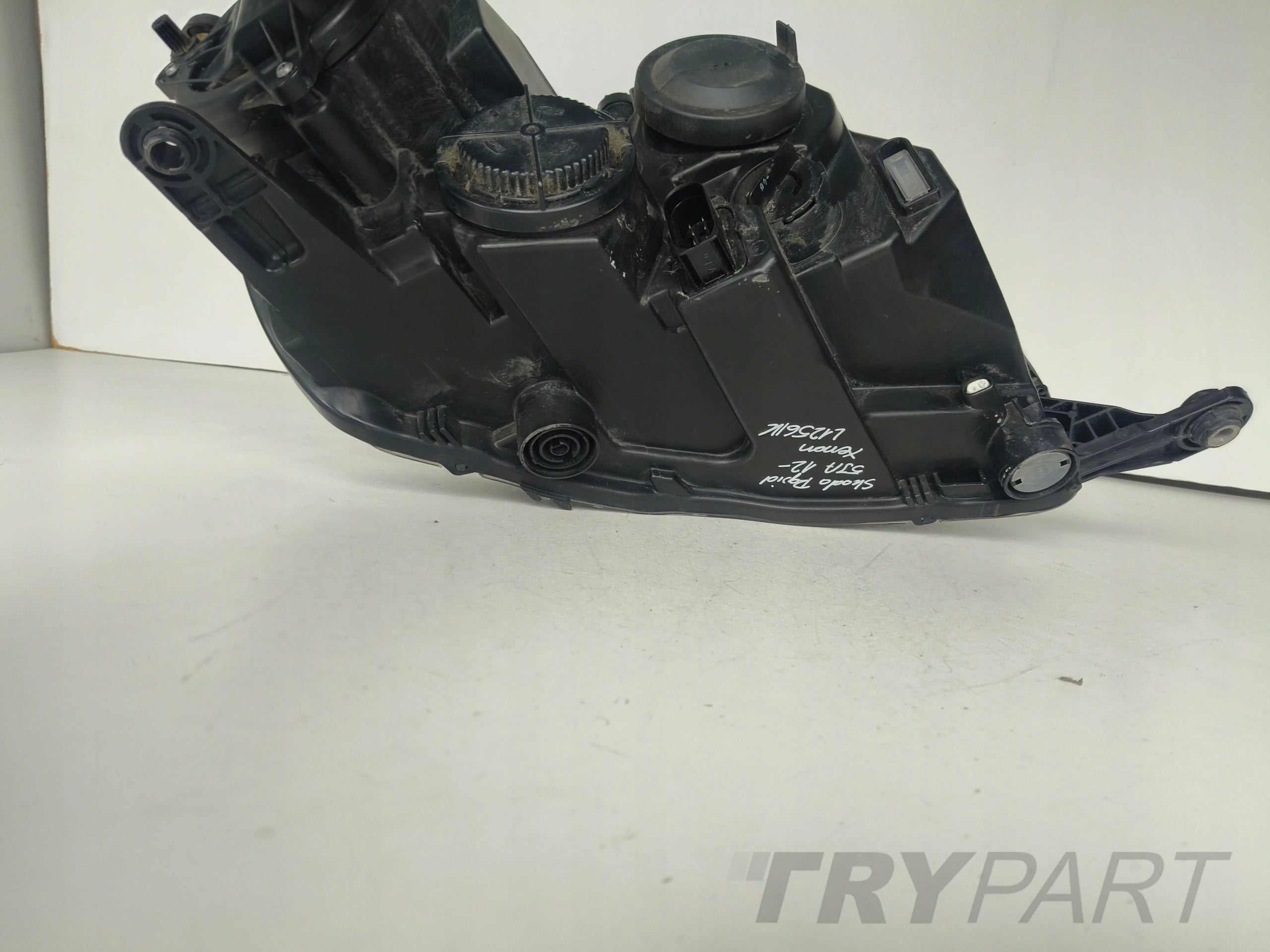 LEFT HEADLIGHT SKODA RAPID 5JA 12- XENON