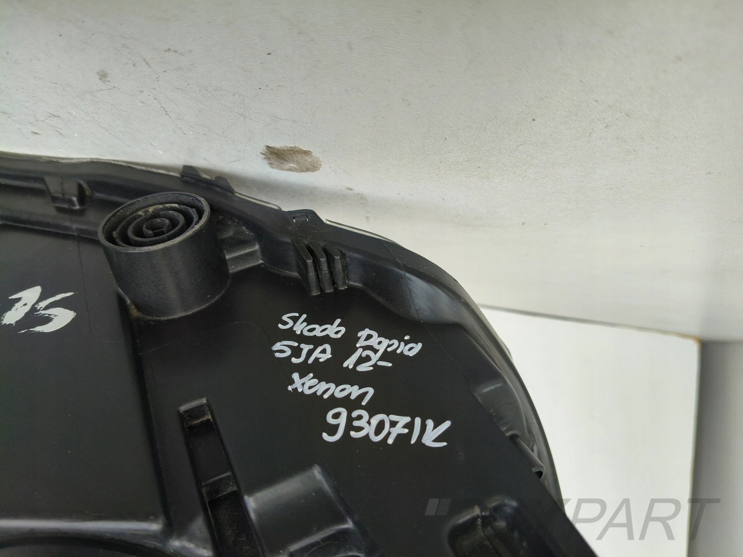 LEFT HEADLIGHT SKODA RAPID 5JA 12- XENON