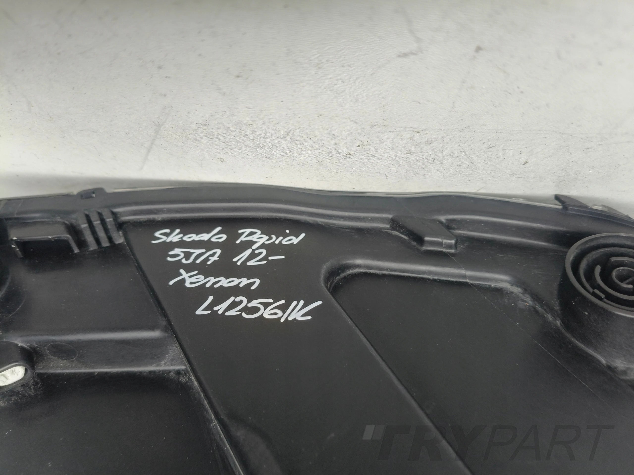 LEFT HEADLIGHT SKODA RAPID 5JA 12- XENON