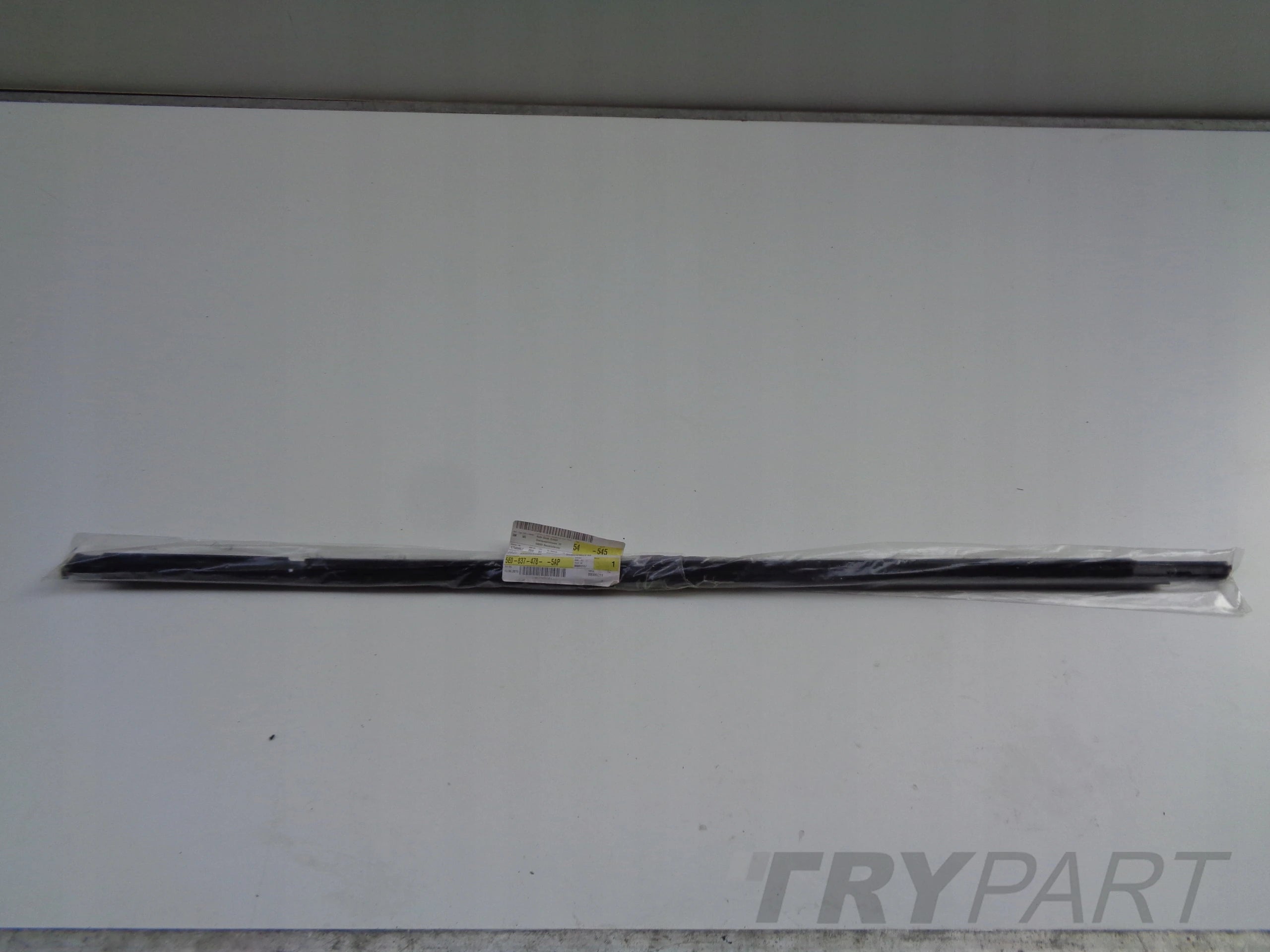 NEW FRONT RIGHT DOOR MOLDING SKODA OCTAVIA III