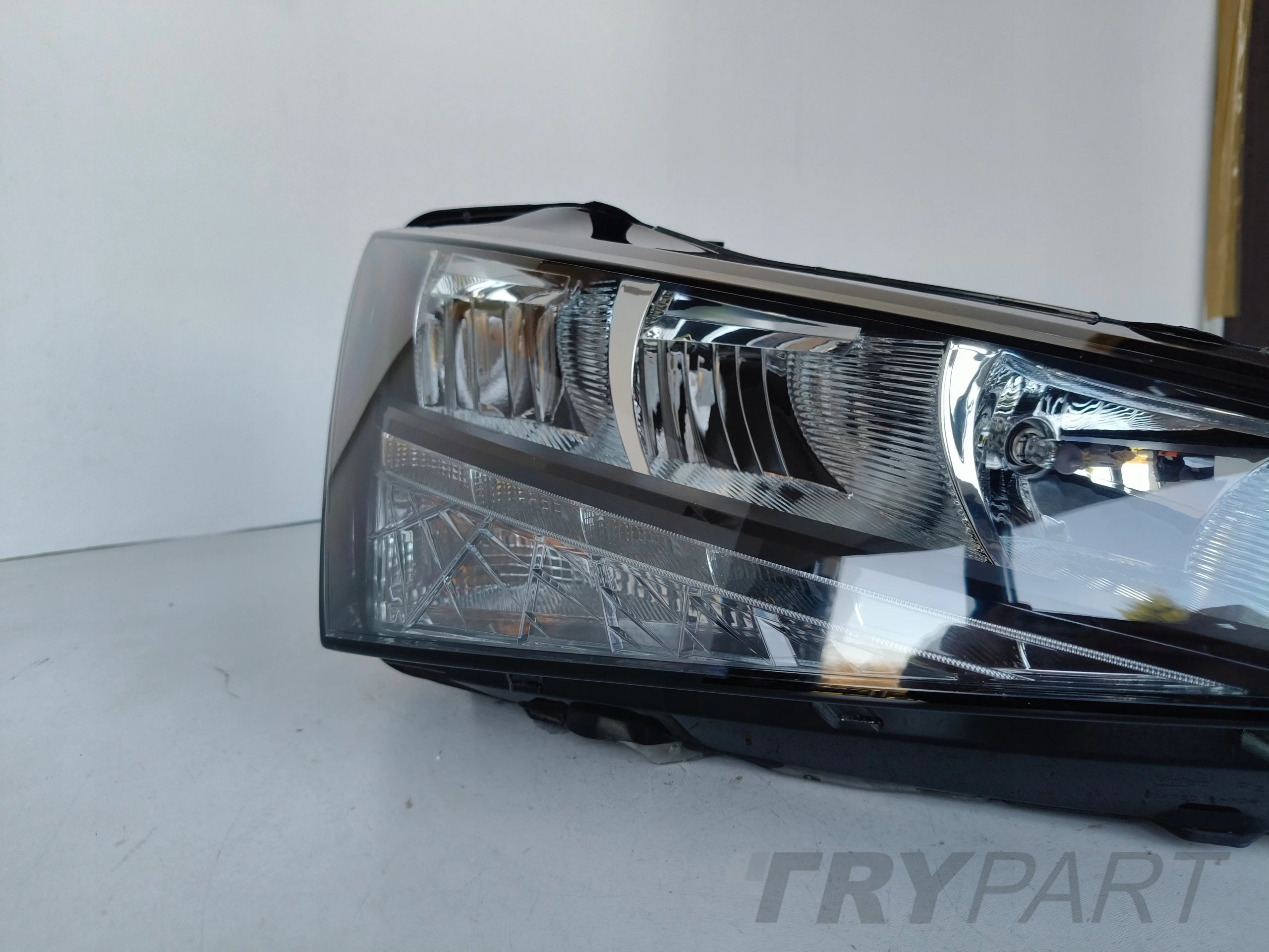 RIGHT HEADLIGHT LAMP FOR SKODA SCALA 657 18- LED
