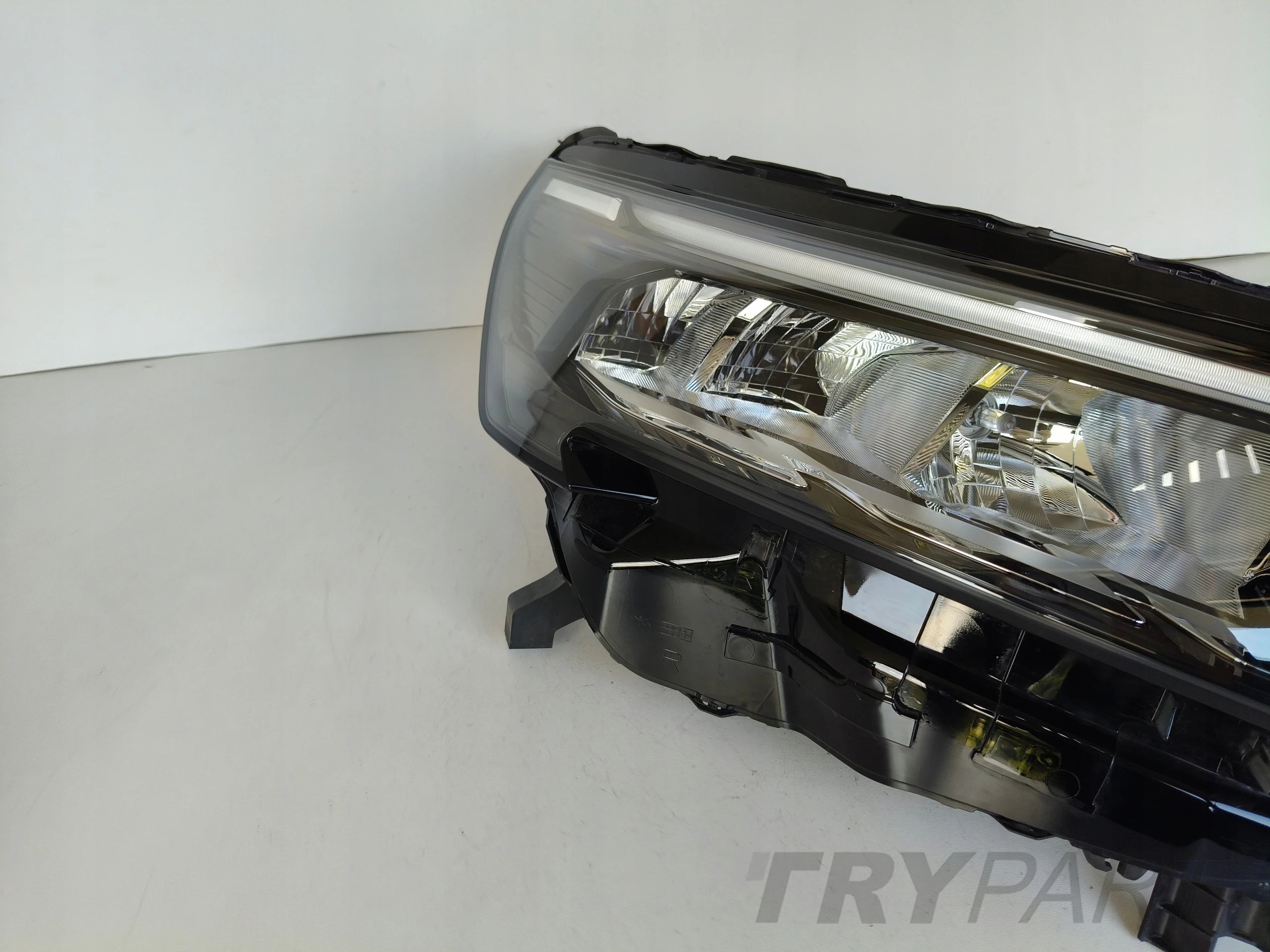 RIGHT HEADLIGHT LAMP NISSAN TOWNSTAR 22- LED