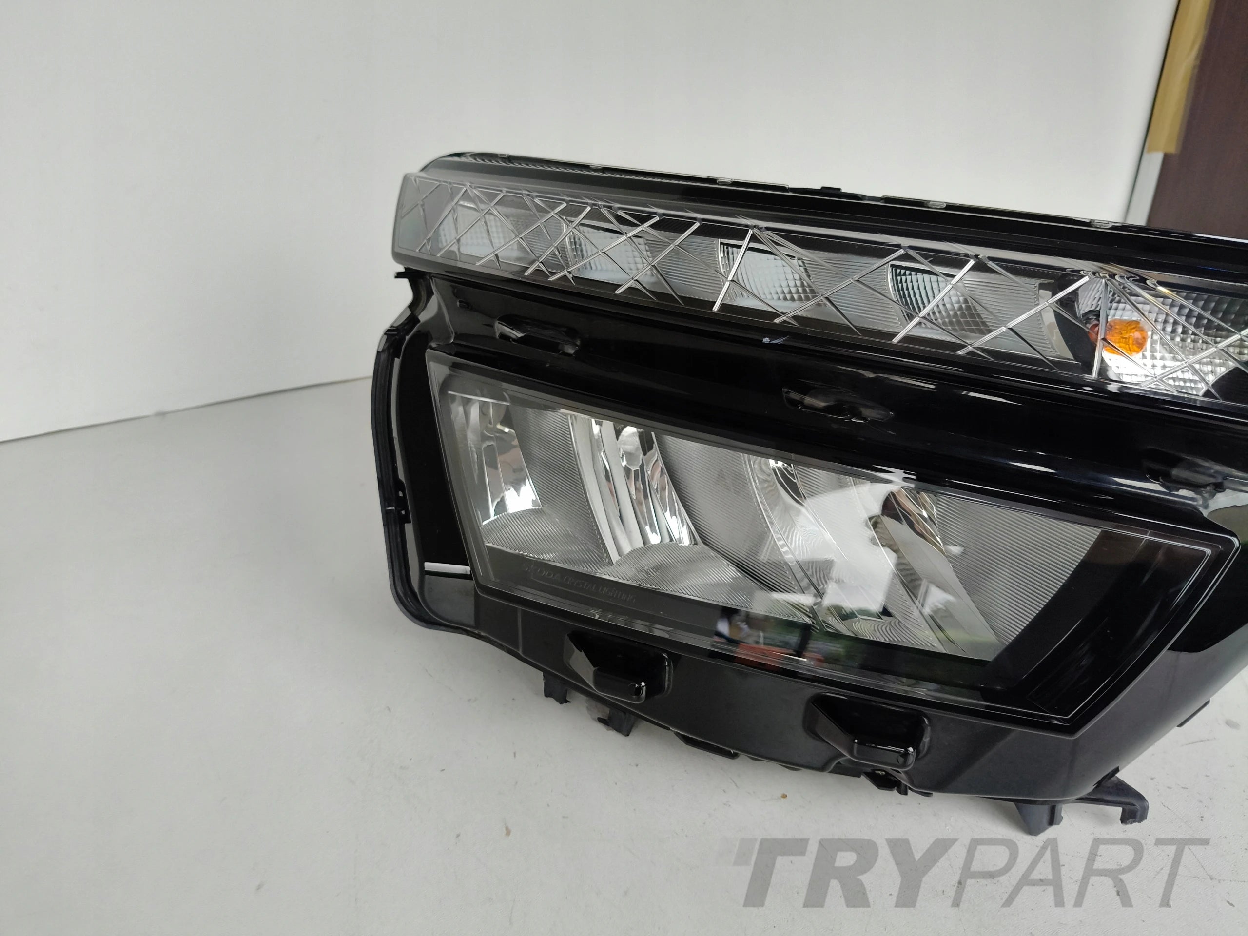 RIGHT HEADLIGHT LAMP SKODA KAMIQ 658 18- LED