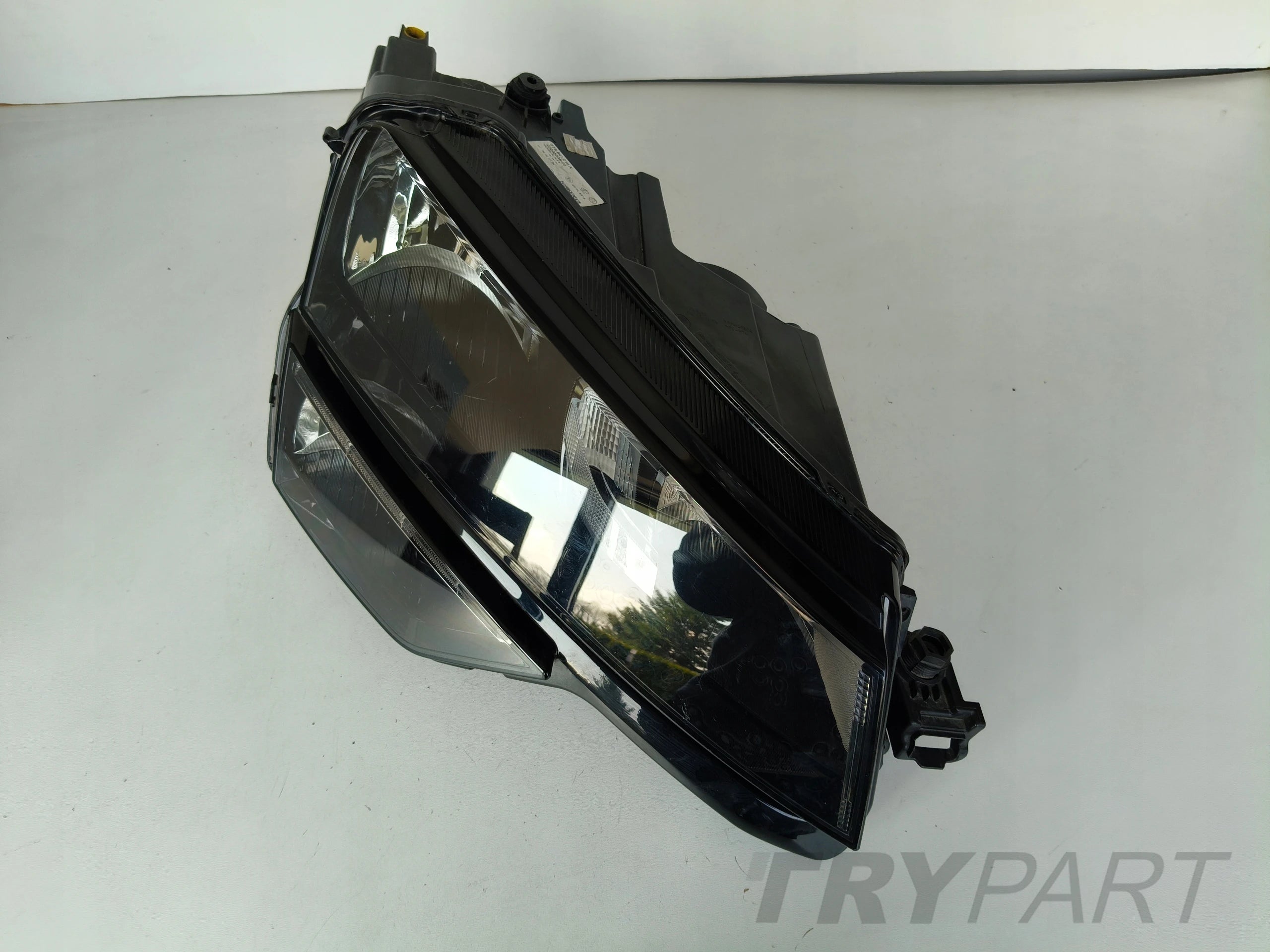 RIGHT HEADLIGHT LAMP SKODA KAROQ 57A 17- LED