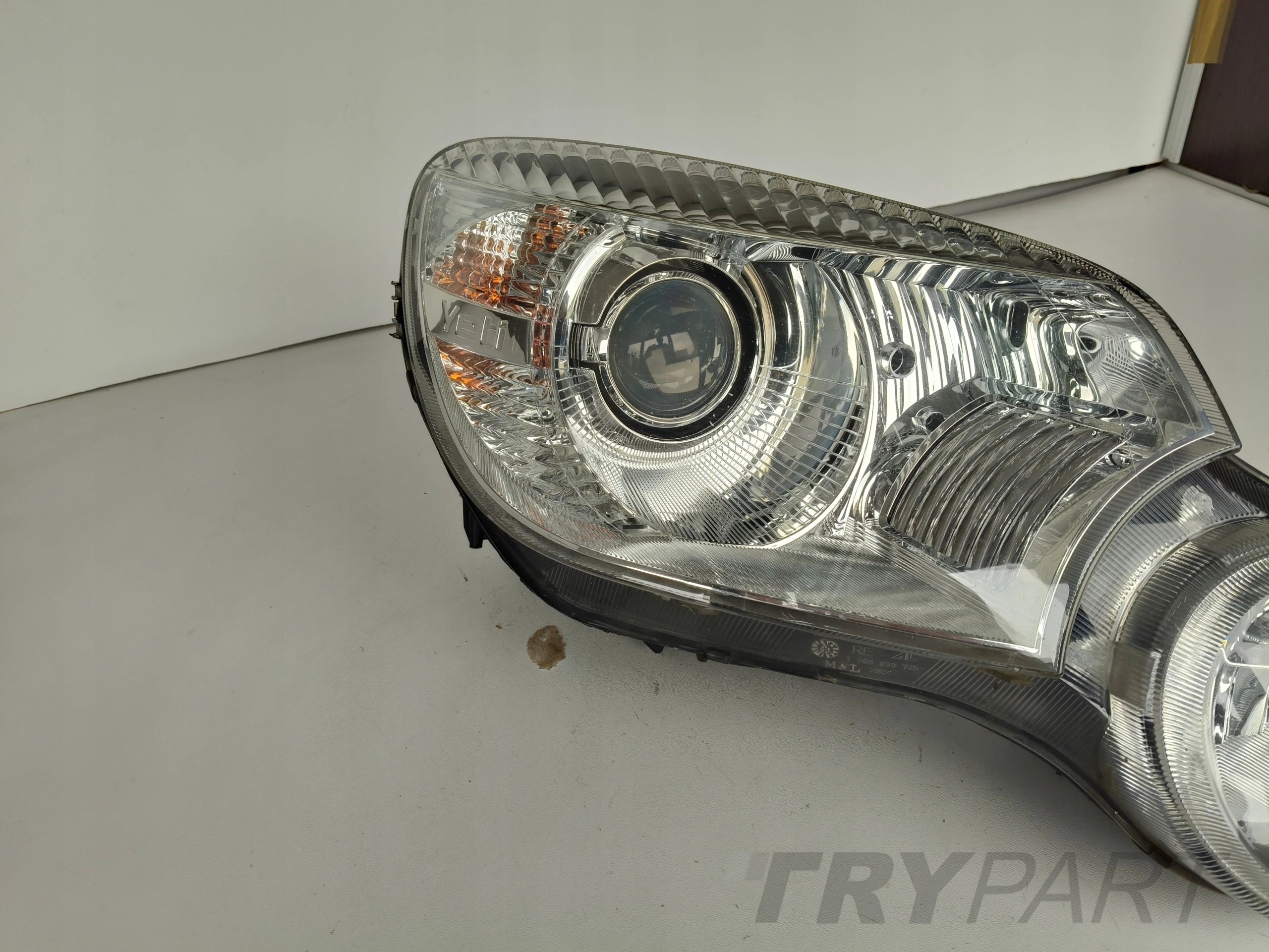 RIGHT HEADLIGHT LAMP SKODA YETI 5L 5L0 09-13 XENON