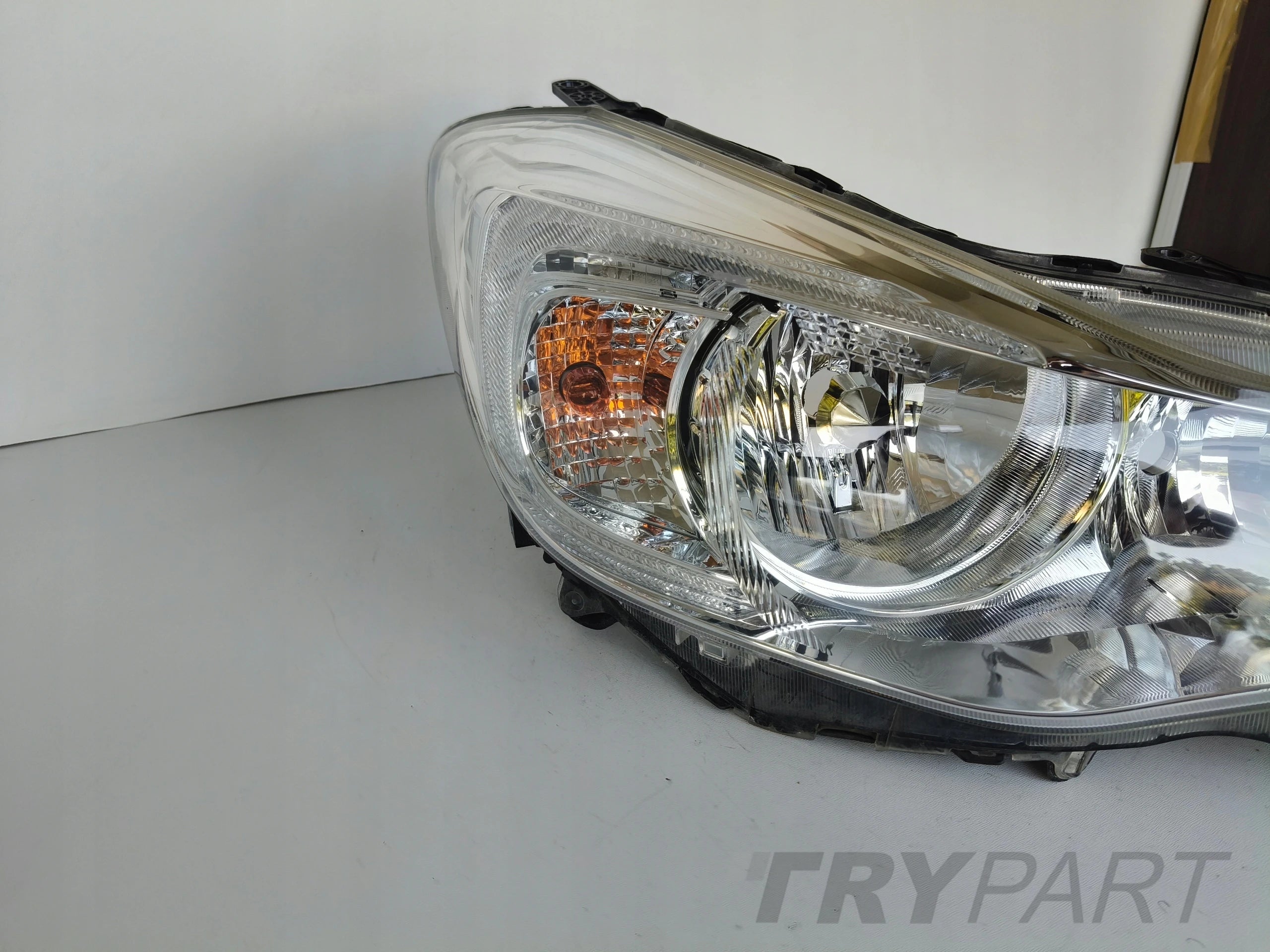 RIGHT HEADLIGHT LAMP SUBARU XV 11-