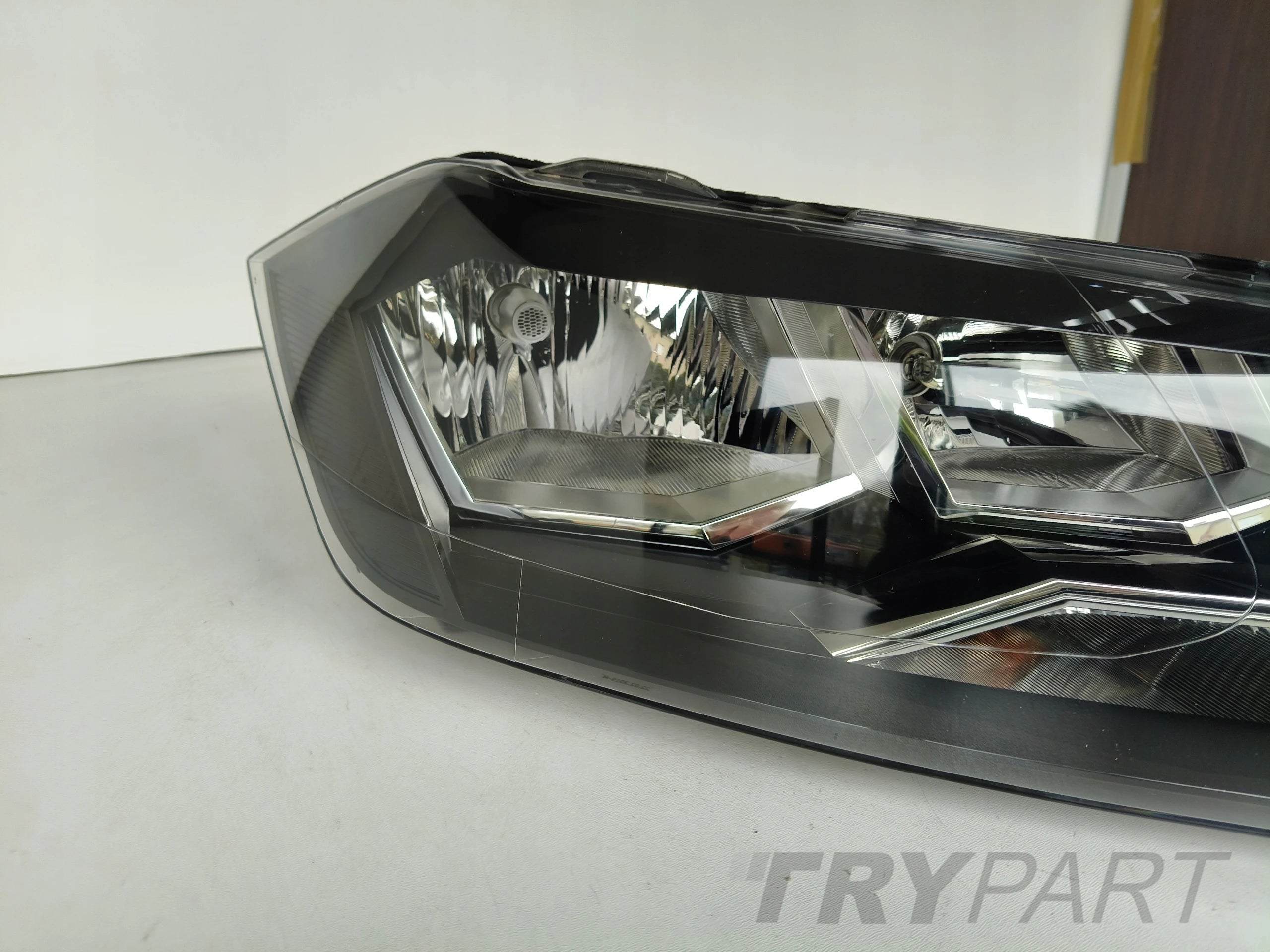 RIGHT HEADLIGHT LAMP VW POLO 2G 2G0 17-