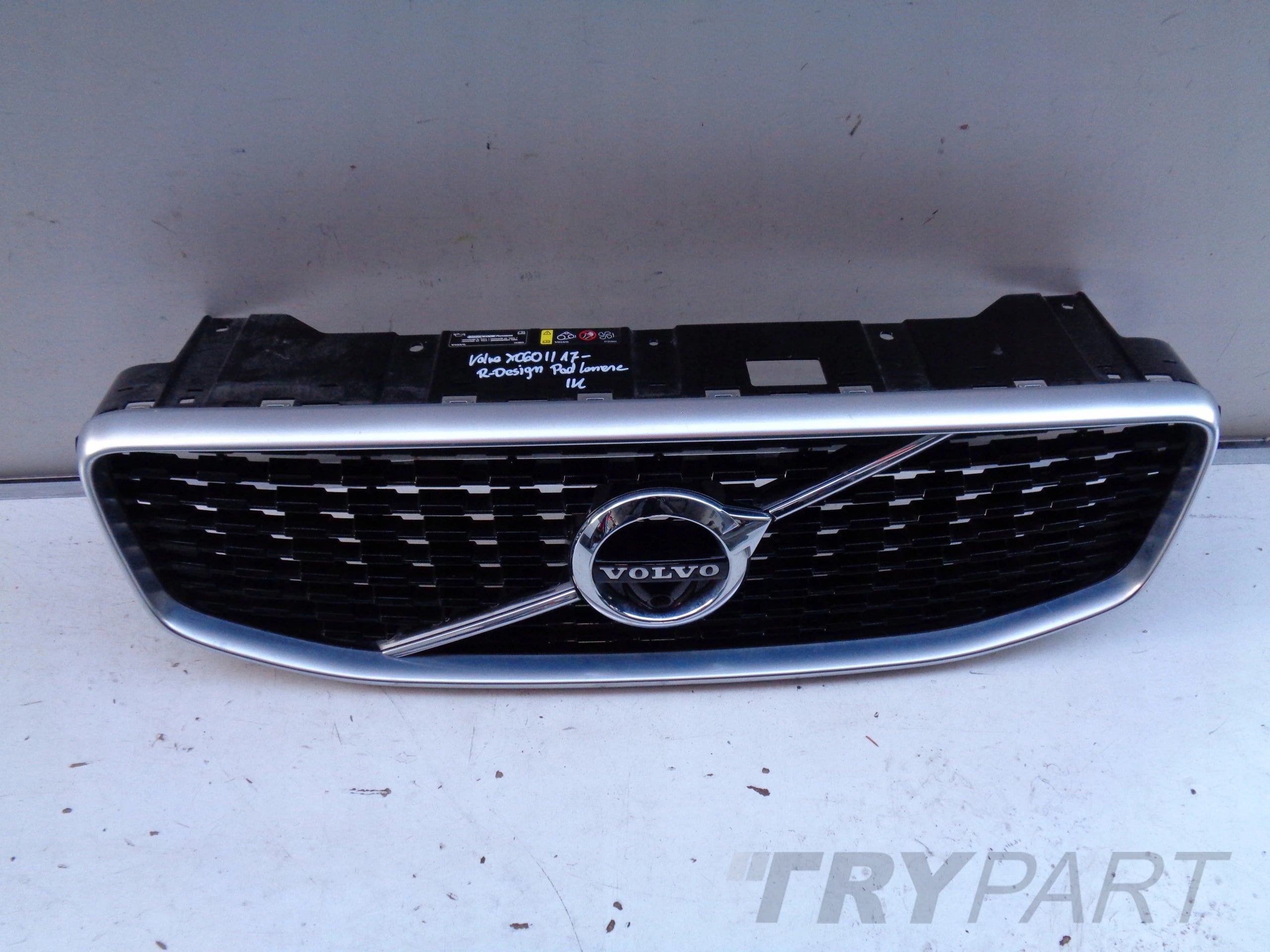 VOLVO XC60 II 17- R-DESIGN RADIATOR GRILLE COVER FOR CAMERA