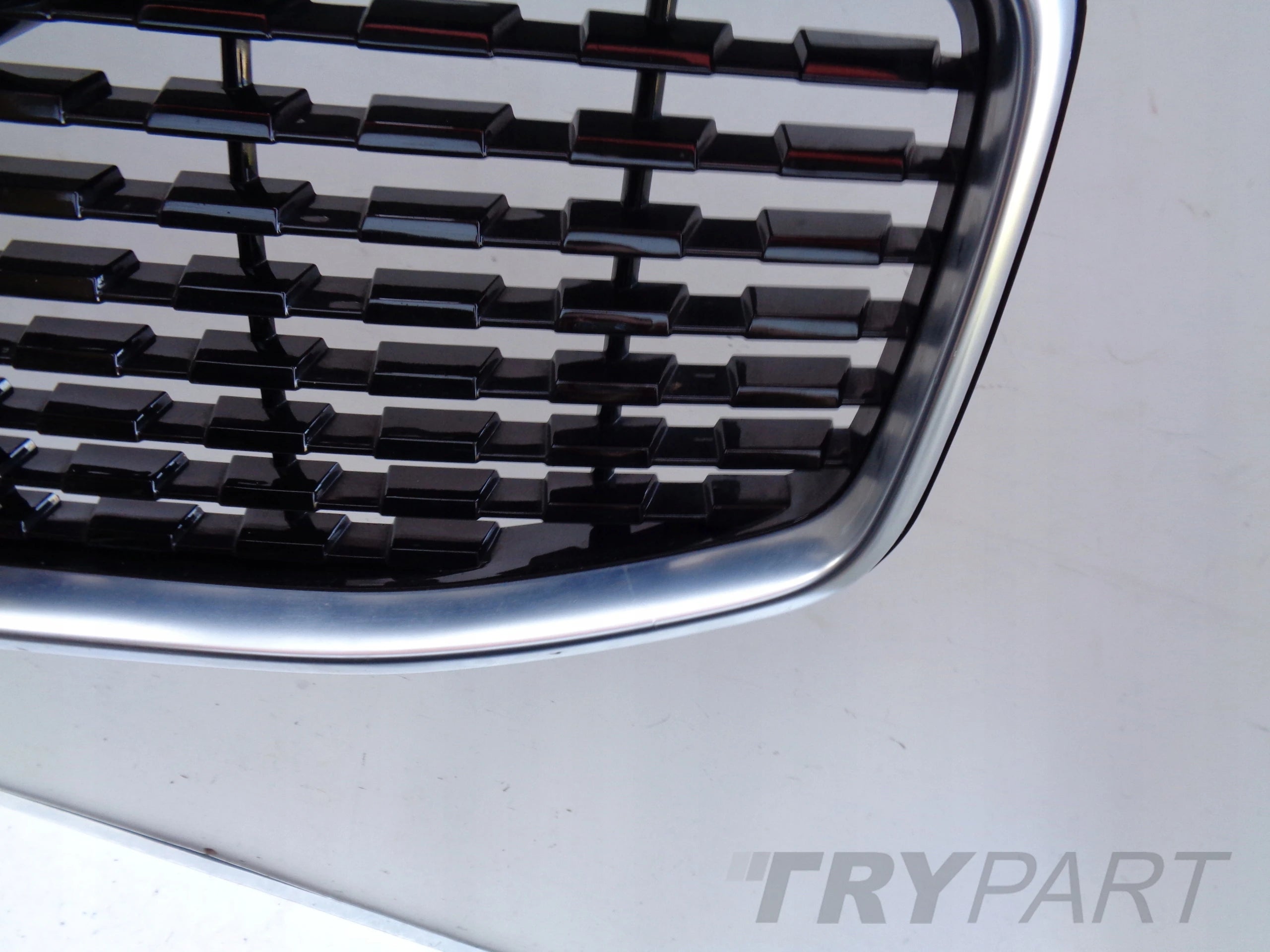 VOLVO XC60 II 17- R-DESIGN RADIATOR GRILLE COVER FOR CAMERA