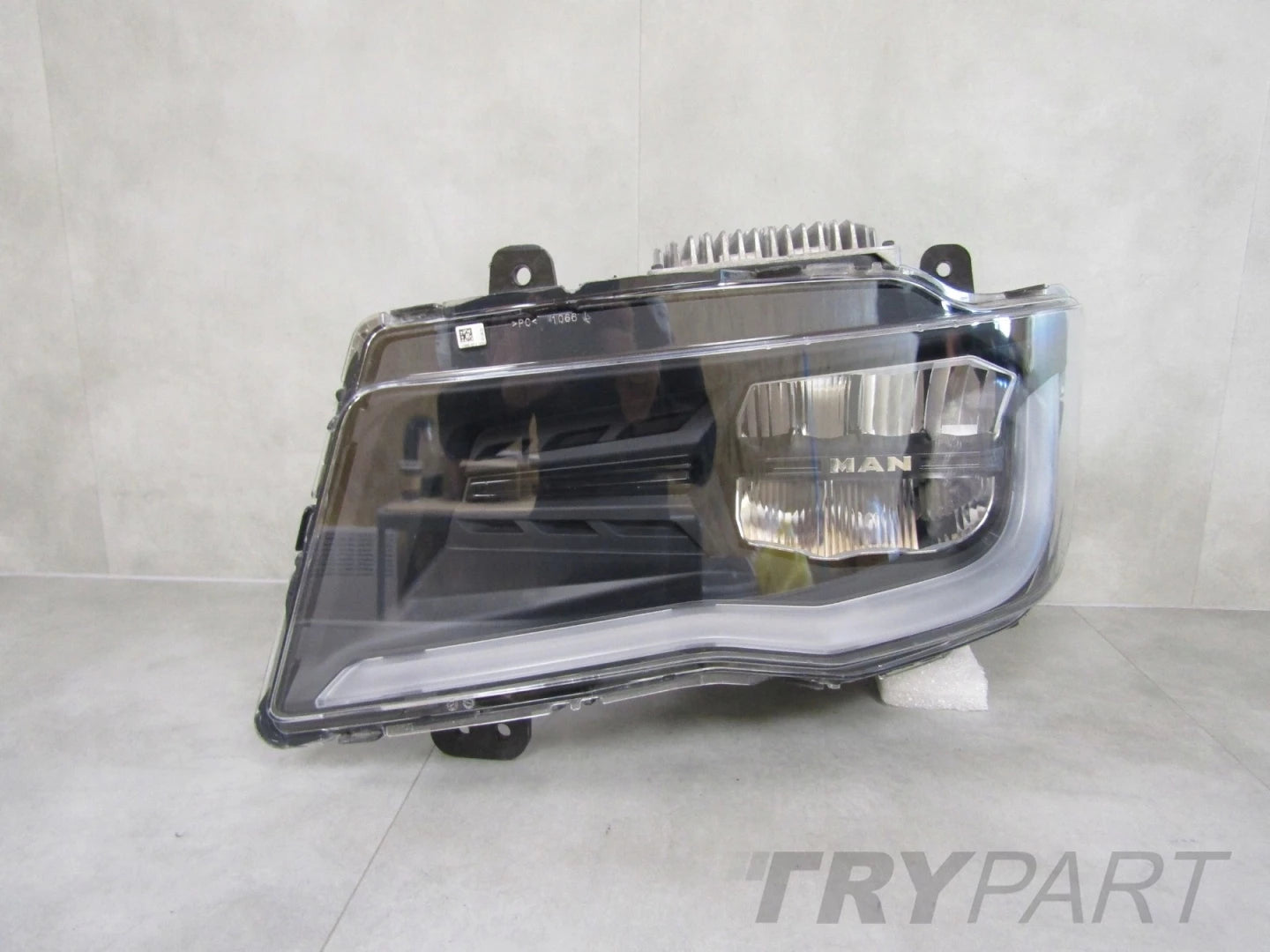 MAN TGX II 2 LED 20- FRONT HEADLIGHT LH LEFT 10665230003