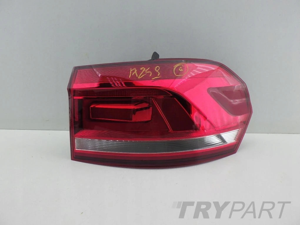 VW TOURAN 2 II 5TA 15- rear lamp right