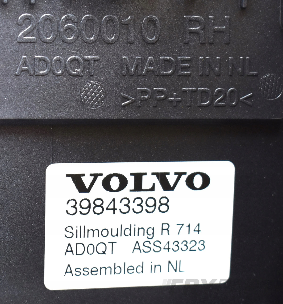 VOLVO S90 V90 R DESIGN RIGHT SILL SKIRT ORG IN COLOR 39843398