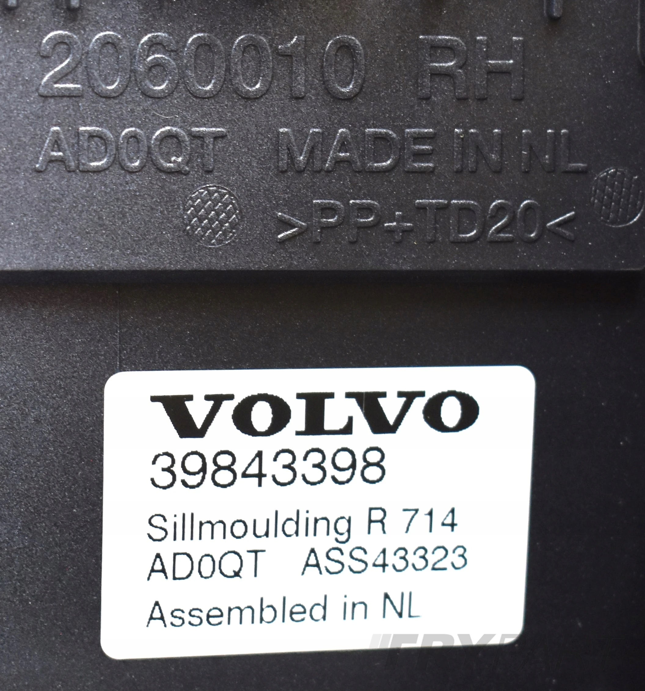 VOLVO S90 V90 R DESIGN RIGHT SILL SKIRT ORG IN COLOR 39843398