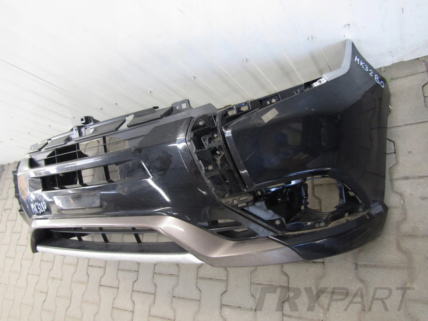 Front Bumper for Mitsubishi Outlander 3 Hybrid Lift 15-18 CAMERA