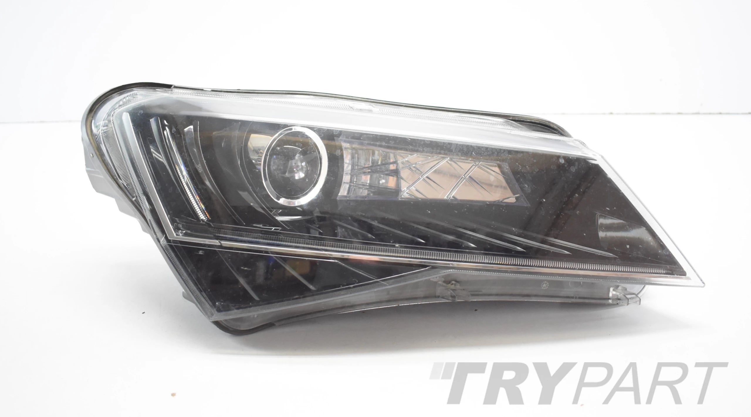SUPERB III 3V HEADLIGHT RIGHT FRONT EU GENUINE USED!