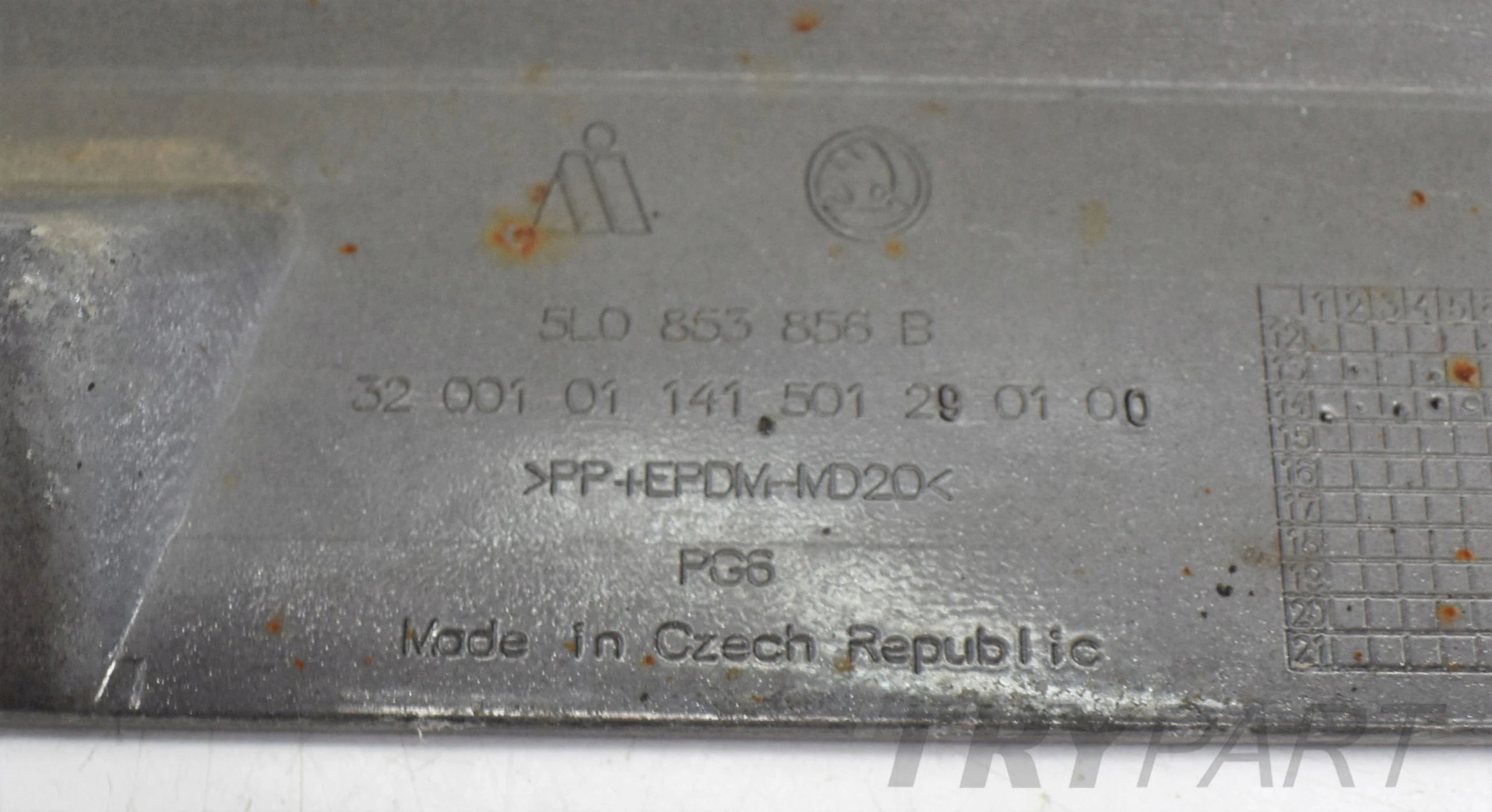 SKODA YETI 5L0 LIFT RIGHT SILL COVER