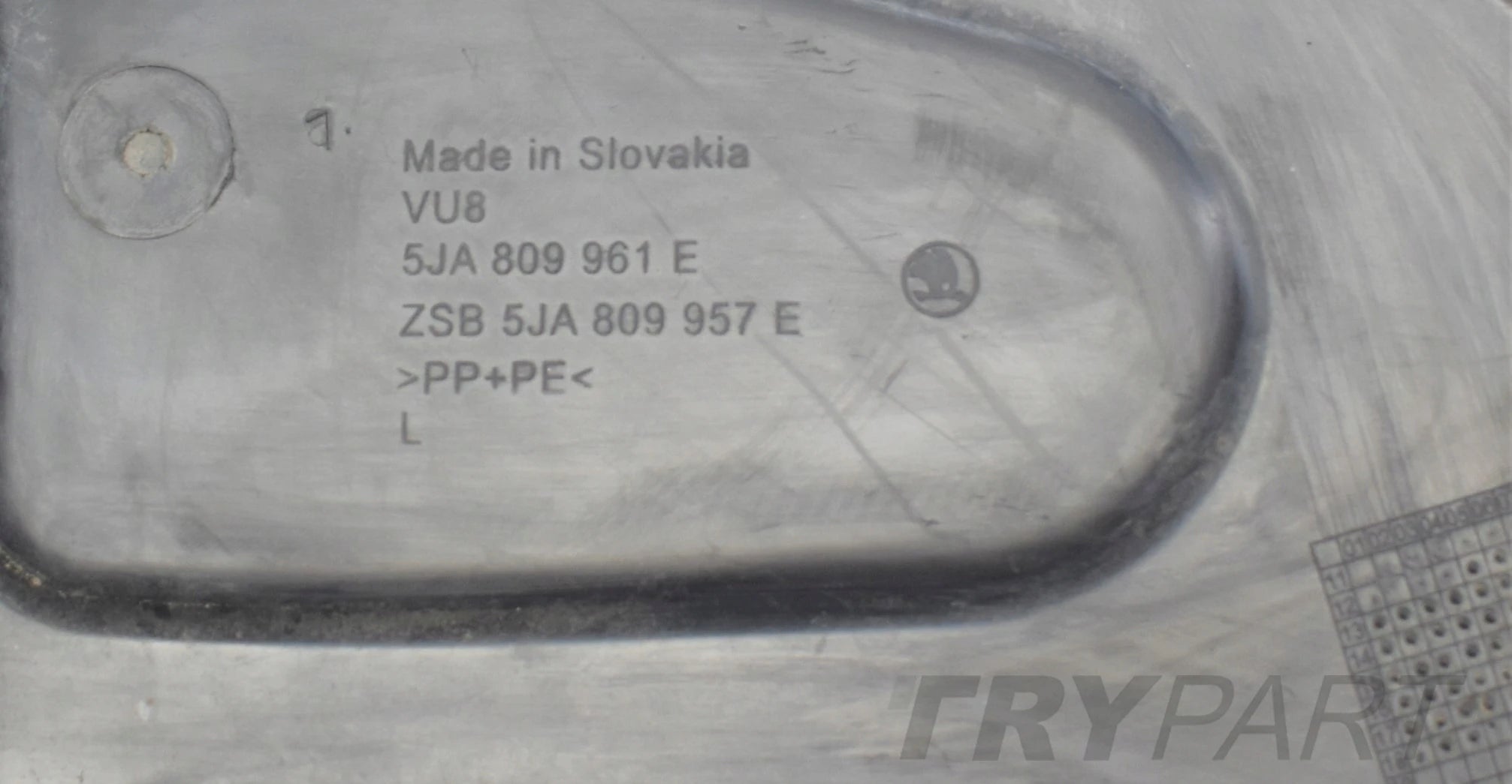 SKODA RAPID 5JA LEFT FRONT FENDER ORG