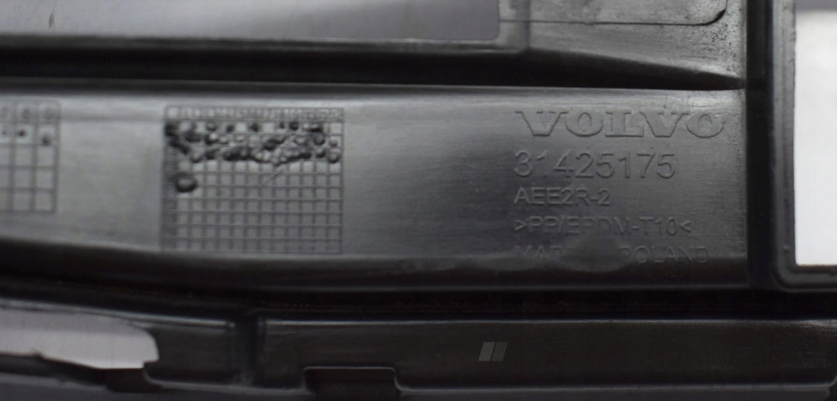 VOLVO XC60 II CENTER BUMPER GRILLE ORG COMPLETE