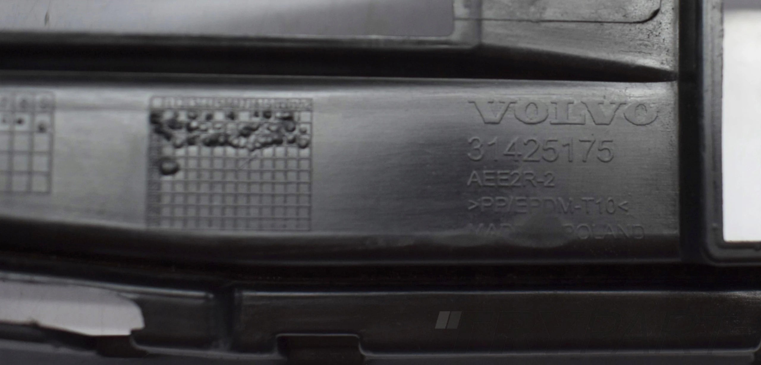 VOLVO XC60 II CENTER BUMPER GRILLE ORG COMPLETE