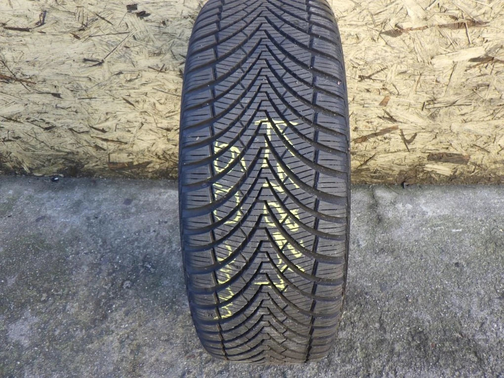 KUMHO SOLUS 4S HA32 225 45 R19 All-Season Tire