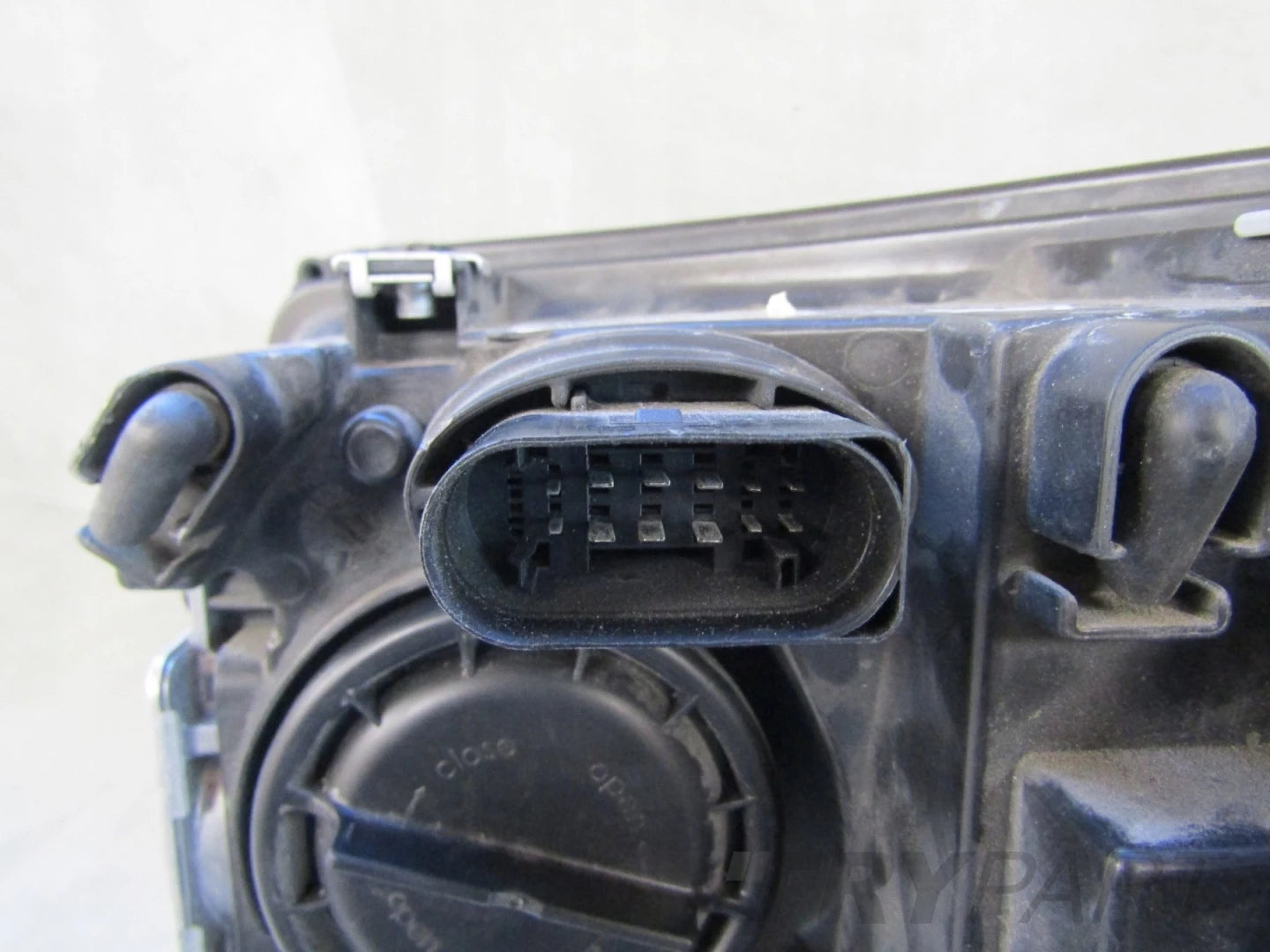 VW T5 MULTIVAN LIFT XENON HEADLIGHT 09- RH 7E5941016